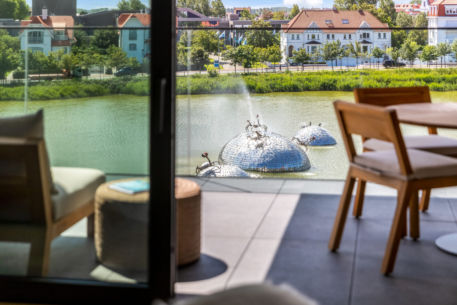 Interieurfotografie van een modern appartement in Knokke met uitzicht op het Zegemeer en het kunstwerk ‘Waving Crabs’ van Panamarenko.