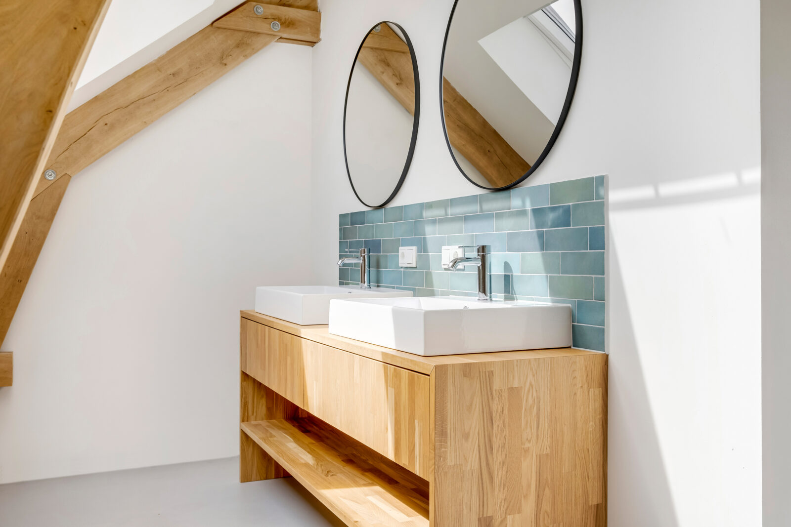 Moderne badkamer met maatwerk eiken hout wastafelmeubel, stijlvolle tegels en authentieke houten balken