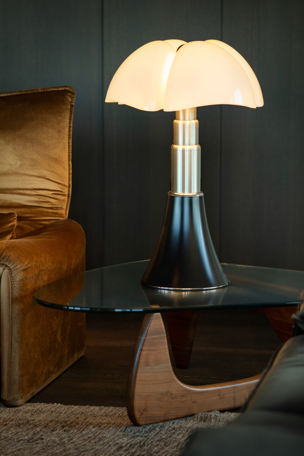 Pipistrello-lamp van Gae Aulenti als onderdeel van design inboedel fotograferen