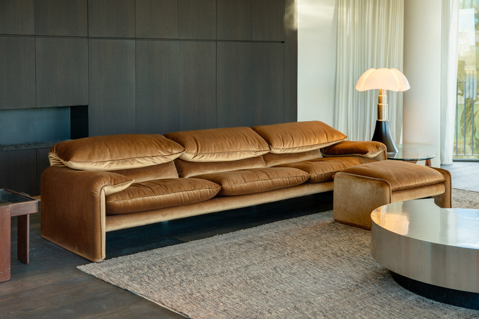 Maralunga-bank van Vico Magistretti voor Cassina met Pipistrello-lamp en salontafel van Willy Rizzo – gefotografeerd voor designinboedel veiling in Antwerpen