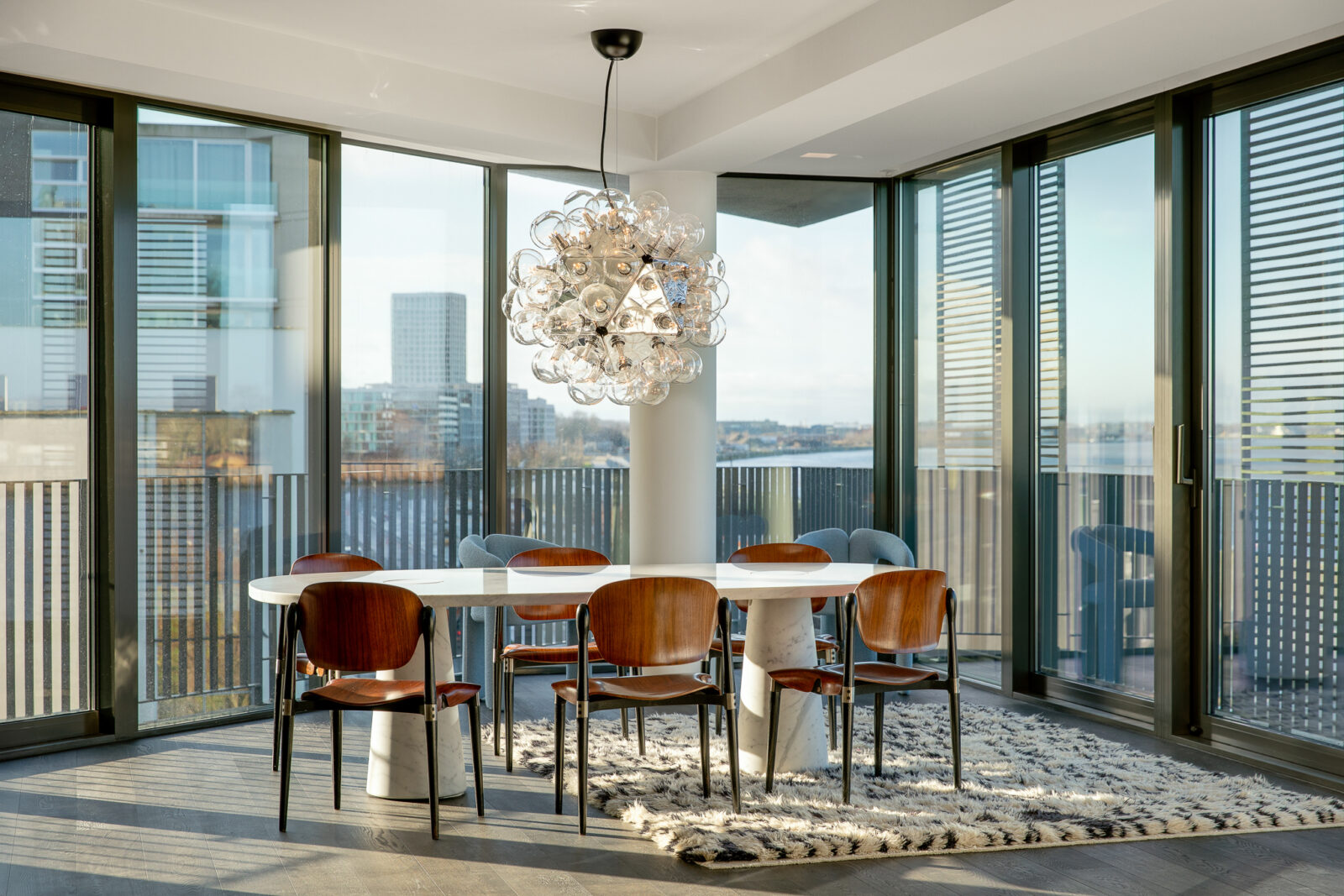 Eettafel met S83-stoelen van Eugenio Gerli voor Tecno - design inboedel fotograferen