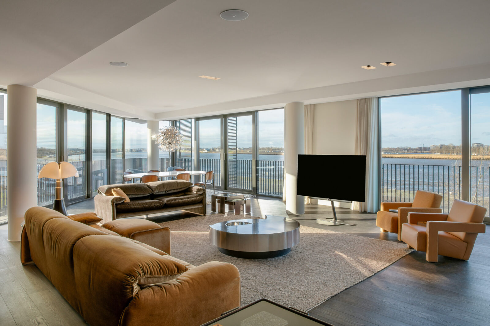 Design inboedel fotograferen in een modern appartement in Antwerpen met uitzicht over de Schelde