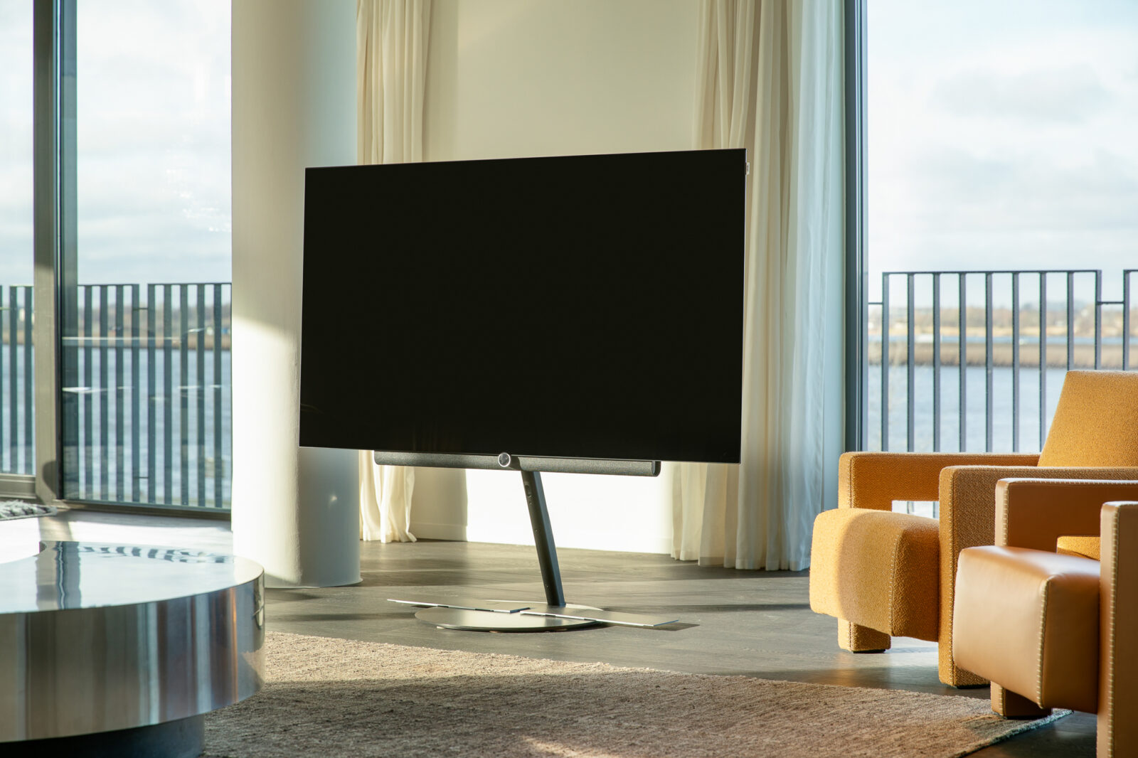 Bang & Olufsen televisie op draaivoet in designinterieur gefotografeerd voor veiling
