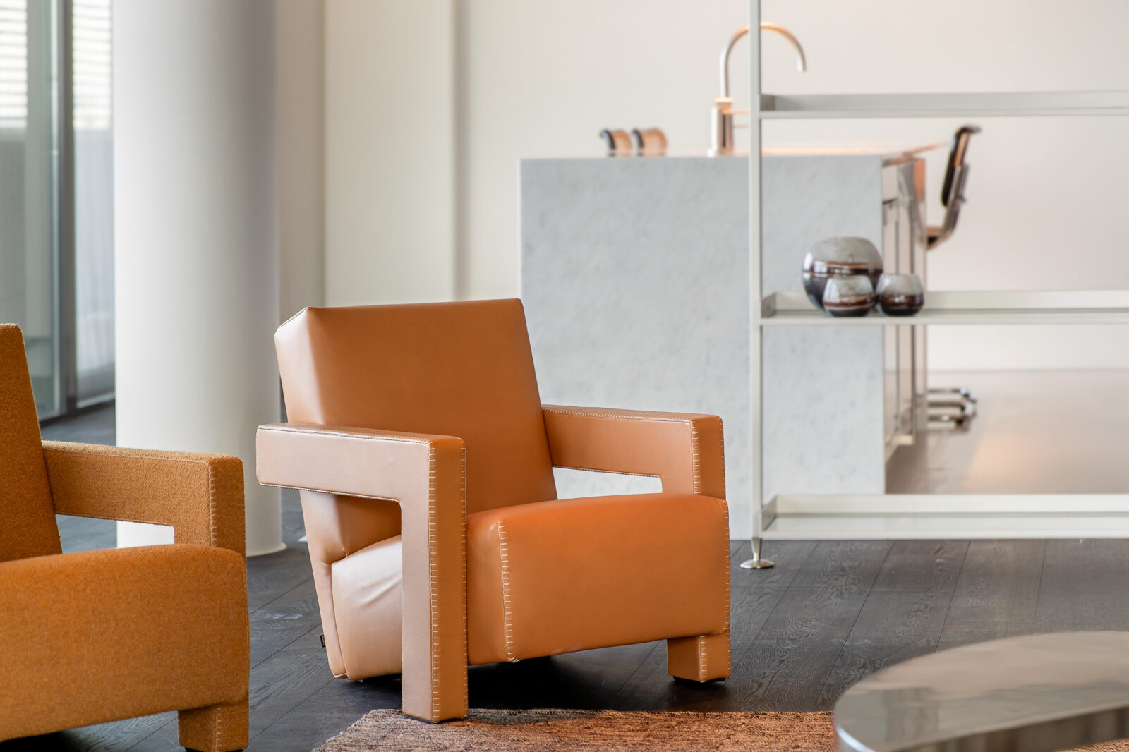 Utrecht Chair van Gerrit Rietveld voor Cassina – leren fauteuil in modern interieur gefotografeerd
