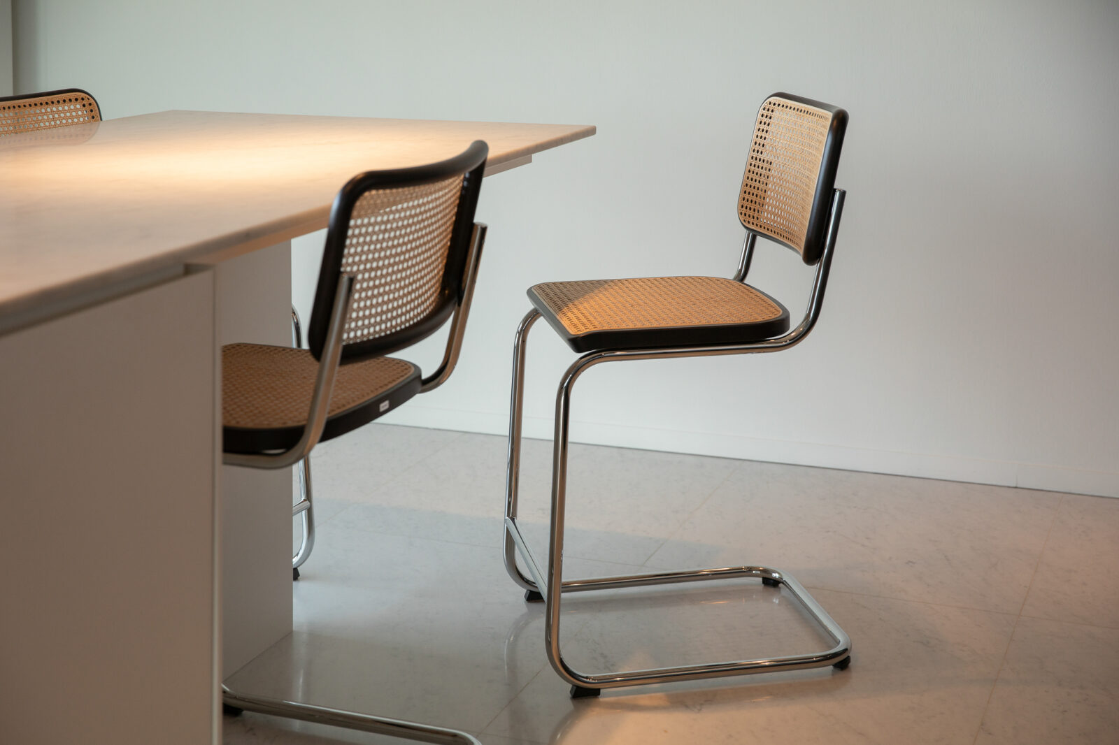 Cesca-stoelen van Marcel Breuer – Bauhaus-klassiekers gefotografeerd in Antwerpen voor designveiling