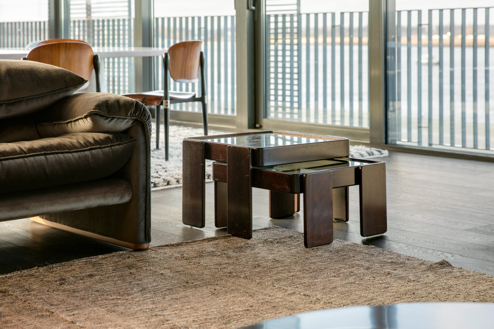 Set salontafels van Willy Rizzo – minimalistisch Italiaans design, gefotografeerd voor veilingproject