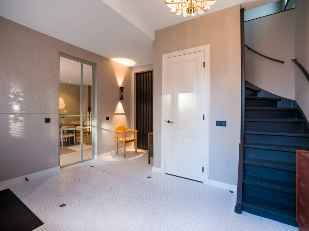 Entree van binnenkijker in statige villa in Breda