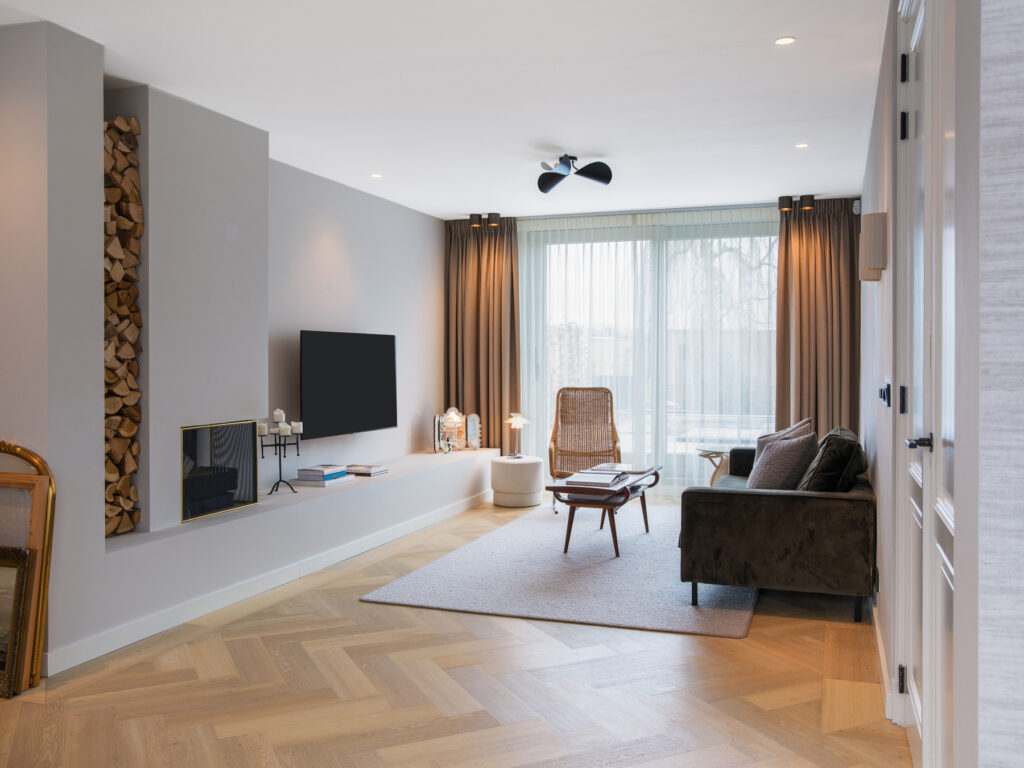 Binnenkijker van luxueuze slaapkamer  met zitgedeelte