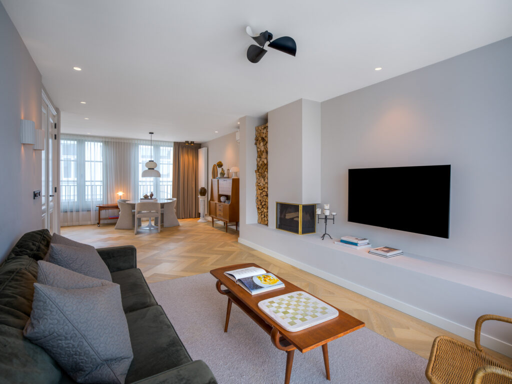 Binnenkijker van luxueuze slaapkamer  met haardvuur en zitgedeelte