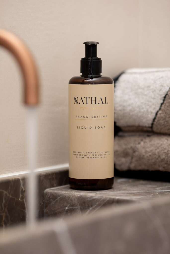 Detail interieurfoto van een maatwerk high-end toilet uitgevoerd in mortex en met marmeren meubel