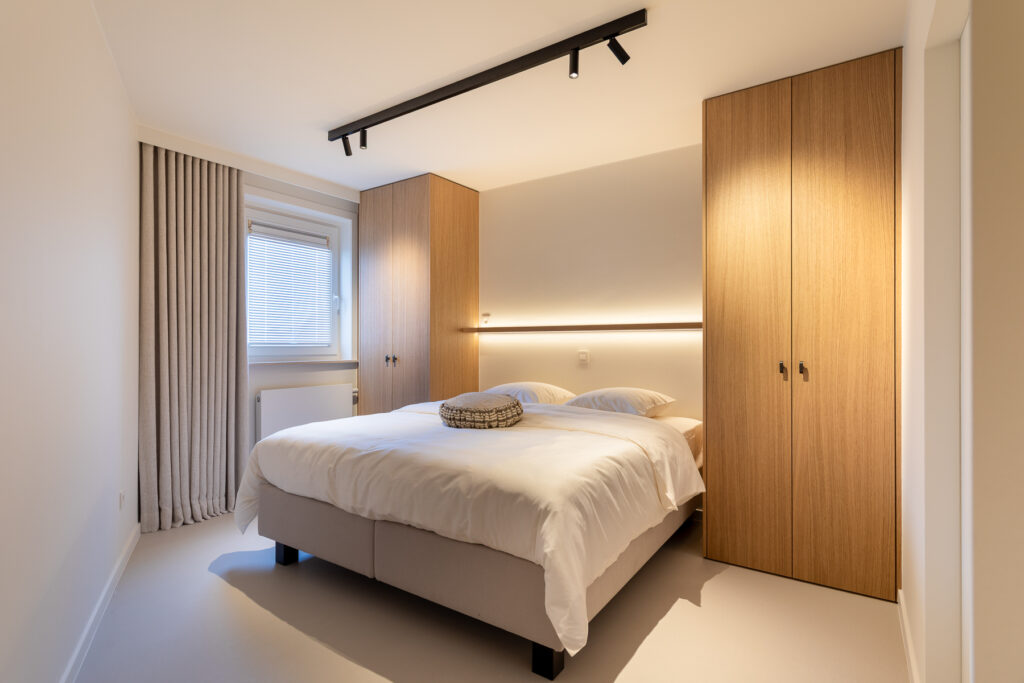 Interieurfotografie van een luxe slaapkamer met maatwerk kasten 
