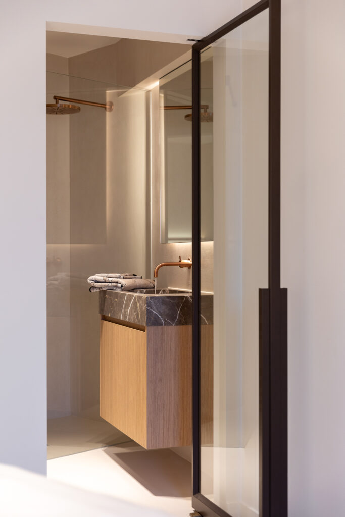 Luxe badkamer in boutique hotel met goede interieurfotografie belicht