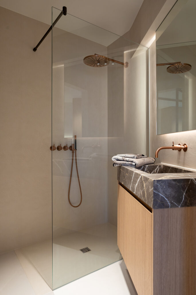 Luxe badkamer in boutique hotel met goede interieurfotografie belicht