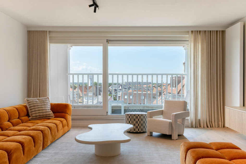 Goede interieurfotografie van een lichte moderne woonkamer met design meubilair in Knokke