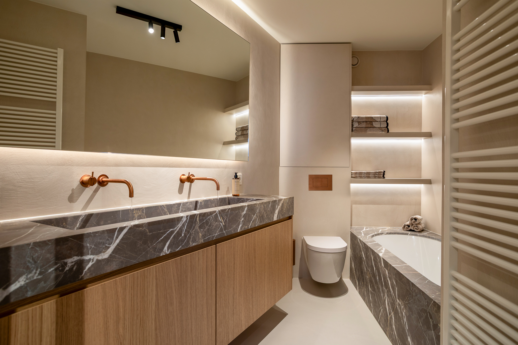 Luxe badkamer in boutique hotel met goede interieurfotografie belicht